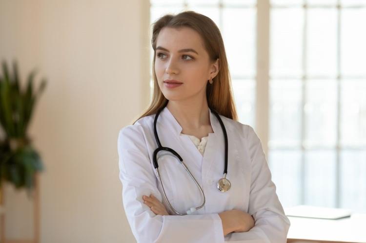 Foto van een arts die wacht op een patiënt