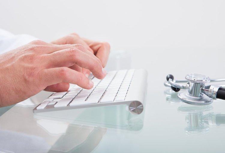 arts met toetsenbord