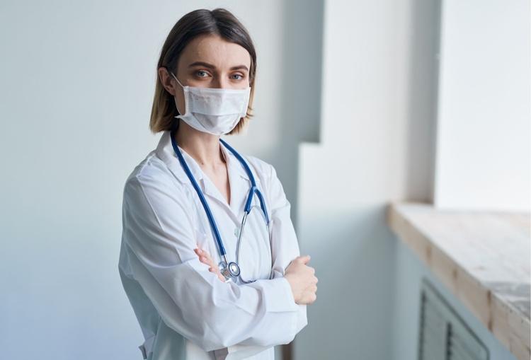 Vrouwelijke arts met mondmasker