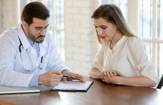 Huisarts met patiênt