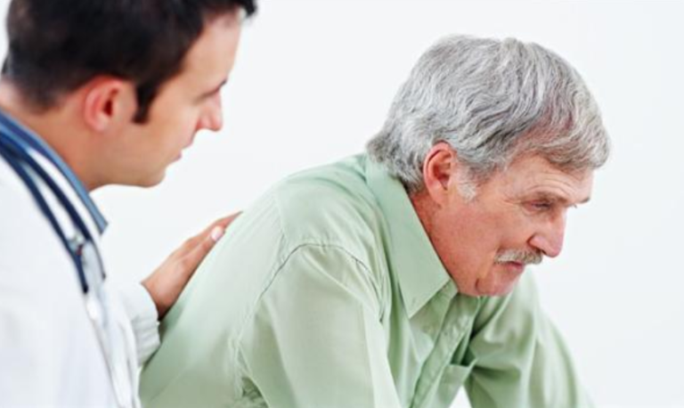 arts oudere patiënt