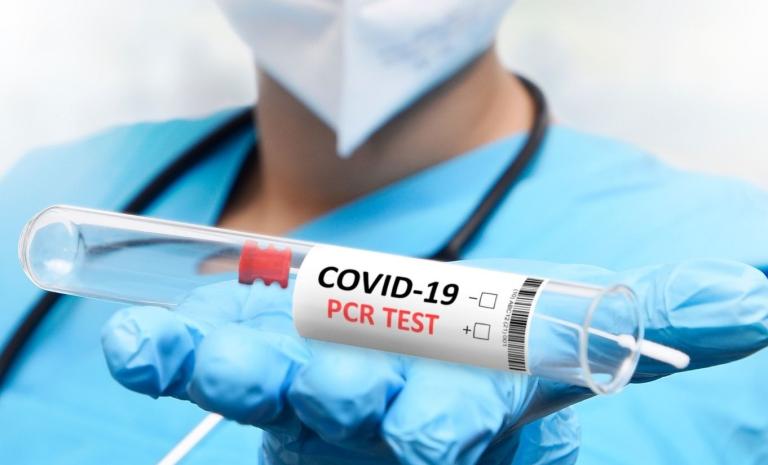 Foto PCR test en beschermingsmateriaal