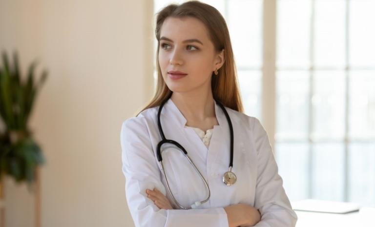 Foto van een arts die wacht op een patiënt