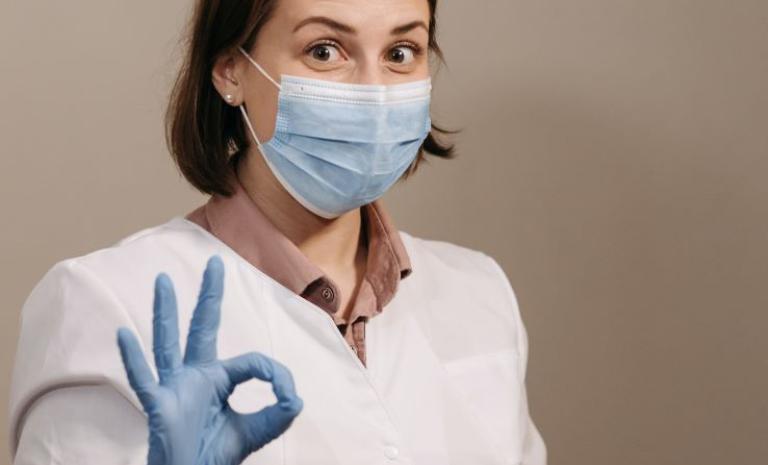 Vrouwelijk arts perfect gebaar