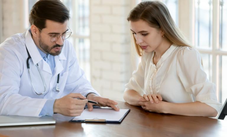 arts informeert patiënt