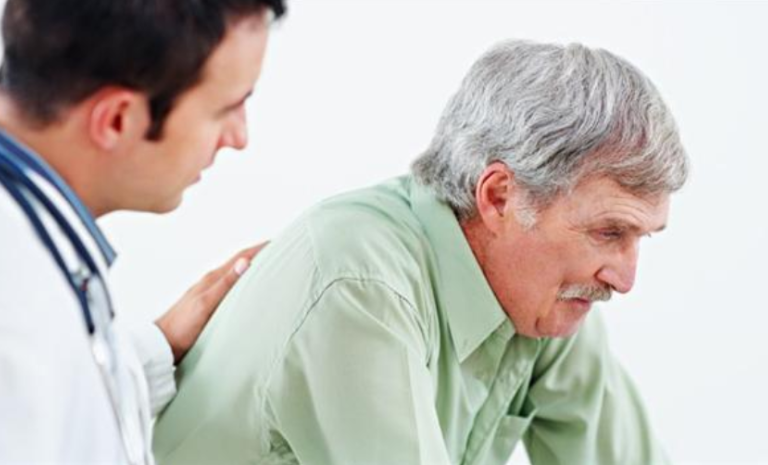 arts oudere patiënt