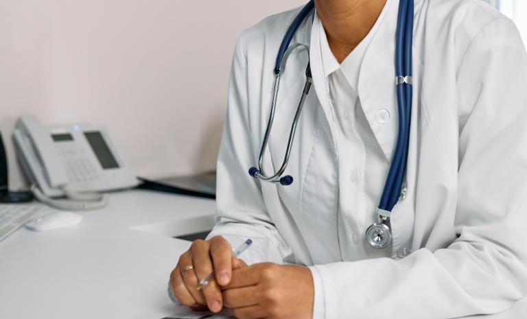 arts informeert patiënt